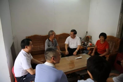 曾永祥调研基层党建工作并看望慰问困难老党员代表