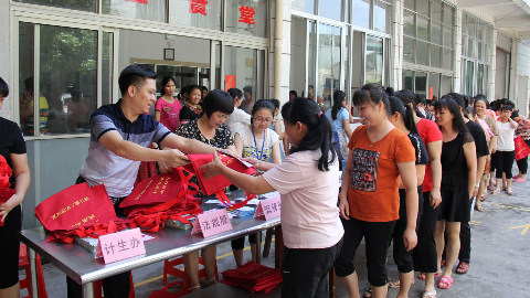 梅县区开展关爱活动，为流动妇女送健康礼包