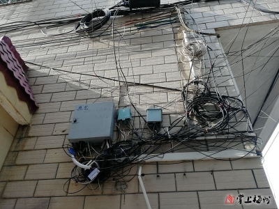 多家通信单位解决“网线攀外墙”事件 乱牵搭的网线已迁走 