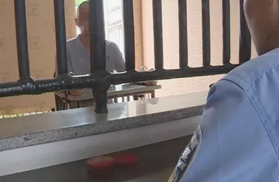 奇葩！梅县男子“耍酒疯”踢碎门、砸电视、还脱下裤子…