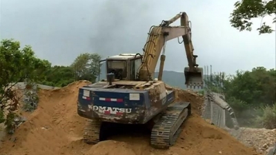 汤坑镇政府联合相关部门依法将3处违法违章建筑强制拆除