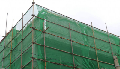 险！五华一在建楼房无防护网 飞下砂石块击倒过路学生