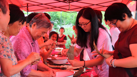 边包粽子边拉家常！来看梅江区西郊街道包粽子活动