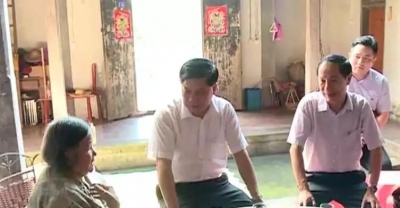 大埔县领导李宏、谢以美到大麻镇慰问困难老党员