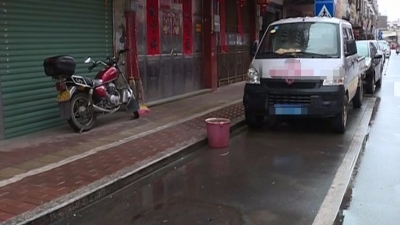 曝光！五华科技街塑料凳、摩托车竟成“圈地”工具