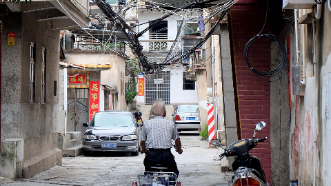 梅城城隍庙巷旁电缆老化低垂，居民出行心惊惊！
