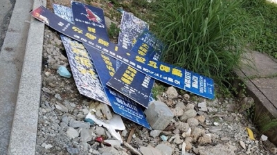 梅城江南伯聪路卫生环境差 道路边草丛随处可见垃圾