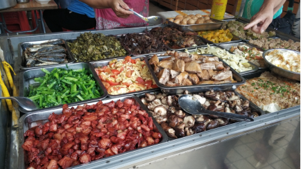 敞开式售卖熟食，这现象梅城黄塘路比较普遍！不卫生呀  