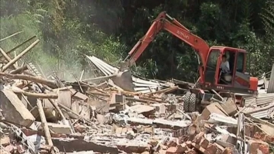 梅县水车镇依法拆除大窝水库附近养猪场