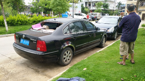 一夜之间，梅城月影塘8辆车被砸，车内却无财物损失