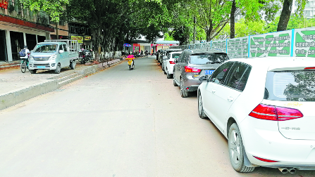 梅城公园路车辆占道停放 阻挡视线安全隐患大