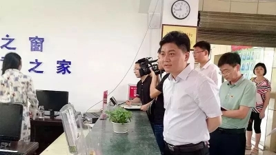 视频 | 副市长暗访，戴耳机听歌的她被当天辞退