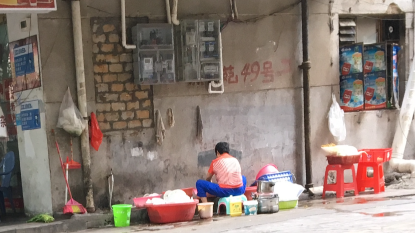 露天洗碗筷 ！梅城新苑路的这些餐饮店你还敢去吗？