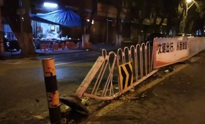惊险！丰顺汤坑路一小车怒怼隔离护栏，现场一片狼籍…