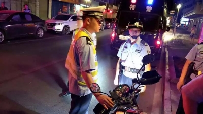 蕉岭交警全力护航高考，查扣扰民“鬼火”摩托车40辆