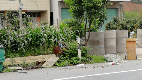 乱就一个字！梅江区这个地方垃圾乱堆、站牌倒地…