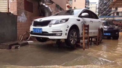 小车“坐板凳”？暴雨又来，广东车主出奇招防水浸