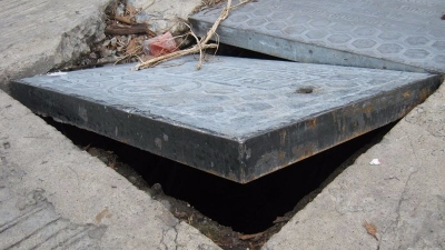 谁来管？梅城这条路有个沙井盖老是“绊人”…