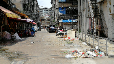 集市散去，垃圾遍地、住户受气...坐标：梅城江北楼下塘路