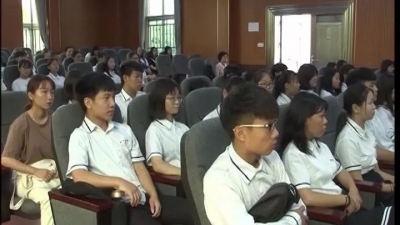 零距离！兴宁七十多名技校师生现场旁听吸毒案件庭审