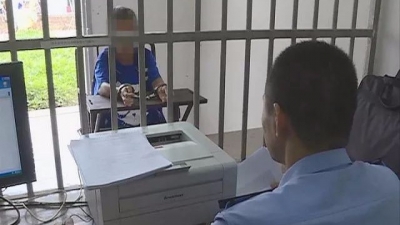 梅县一老翁寻得老伴“喜当爹”，最后却人财两空，咋回事？