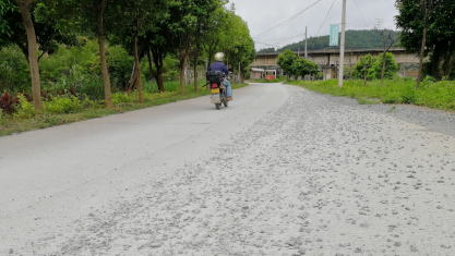 谁来管管？梅江区大密村村道撒漏破损严重