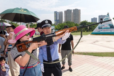 警察蜀黍现场教你“瞄枪”！大埔公安举行警察开放日