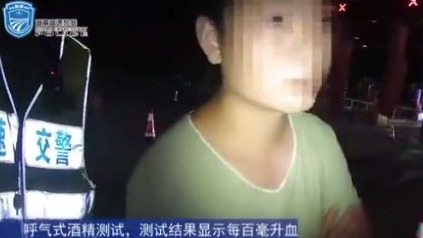 路遇查酒驾夫妻偷换座位被儿子戳穿 网友：坑得好！