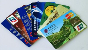 男子故意掉钱“套路”行人，骗取密码后抢银行卡