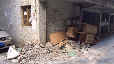 梅城多个小区建筑垃圾随意堆放，住户苦不堪言