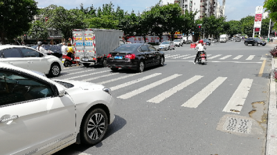梅城这个路口现“双斑马线”，市民：大写的懵逼…