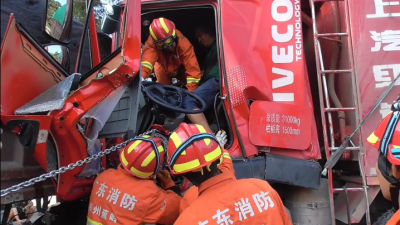 惊险！蕉岭205国道两辆货车追尾，一司机被卡在…