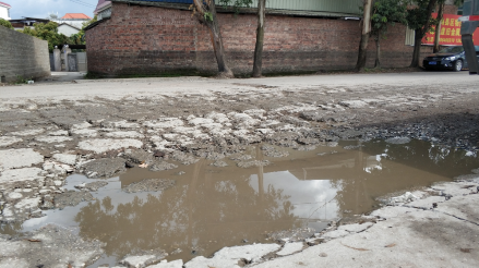 坑坑洼洼的路面…真是没眼看！坐标：梅县243乡道