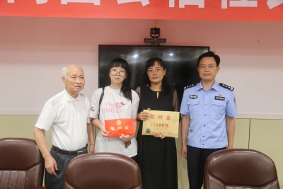 广东省公安厅慰问组到梅县区分局慰问因公牺牲民警家属