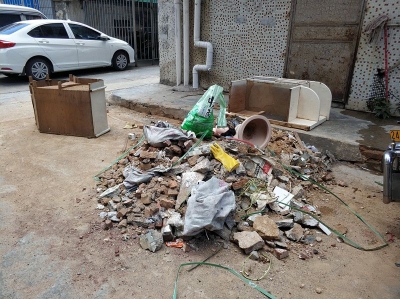 小区楼前建筑垃圾成堆 梅城这栋居民楼的住户很烦恼