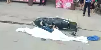 痛心！又见大车事故！梅县区货车碰倒摩托致两男死亡