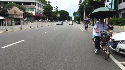 看着实在担心！梅城又见老人载小孩逆行