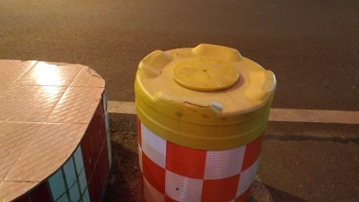 再也不用“吃”垃圾了！梅城遭“黑手”防撞桶加盖