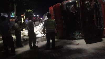 206国道丰顺汤南路段大货车撞花池侧翻，货物撒落一地
