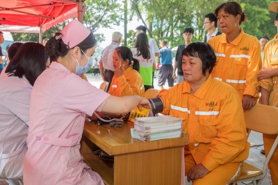 “城市美容师”创文巩卫主题公益活动”在文化公园举行