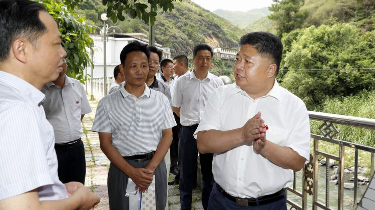 吴晖到岐岭镇检查跨界河流断面水质情况