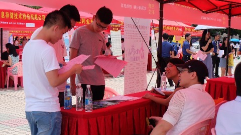 近千人达成就业意向！梅江区举办应届高校毕业生招聘会