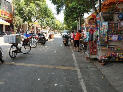 马路变市场，商贩争抢路中占道经营...坐标：丰顺汤坑