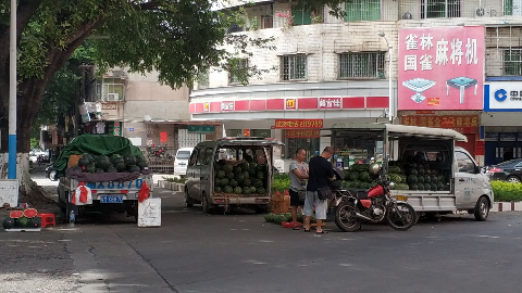 梅城水果摊贩占道经营频现，你怎么看？
