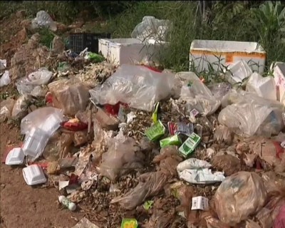 影响市容！梅县区新城在建工地周边垃圾成堆污水横流 