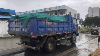 胆真大！丰顺一泥头车司机为躲检查撞毁两辆执法车