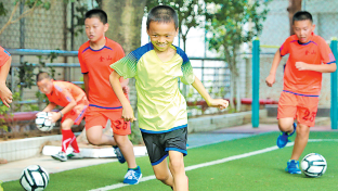 班班有球队月月有比赛！梅江区金山小学推动“足球进课堂”