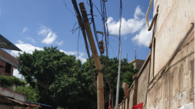 危险！梅江区城北镇路边电杆断裂摇摇欲坠