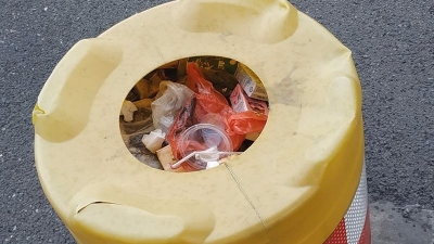 @梅城人，防撞桶=垃圾桶？