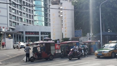 屡禁不止！梅城这些地方无证三轮车摩托车占道揽客